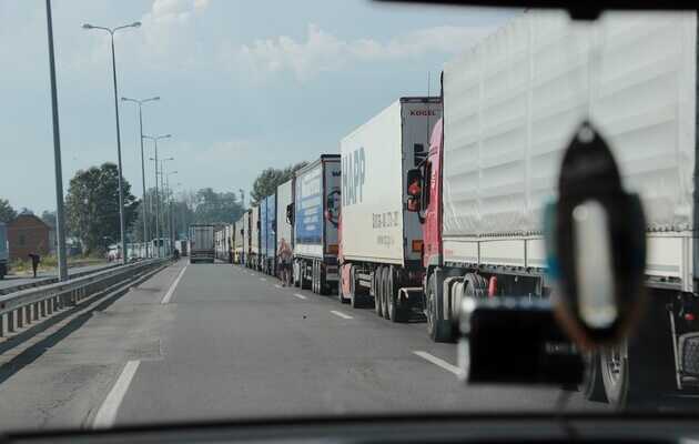 Мінвідновлення: Для перетину кордону з Польщею жодних дозволів перевізникам не потрібно