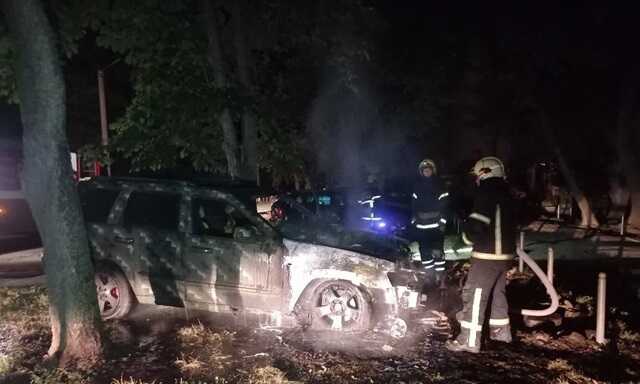 У Харкові підпалили автівку військовослужбовця: поліція затримала зловмисників на гарячому