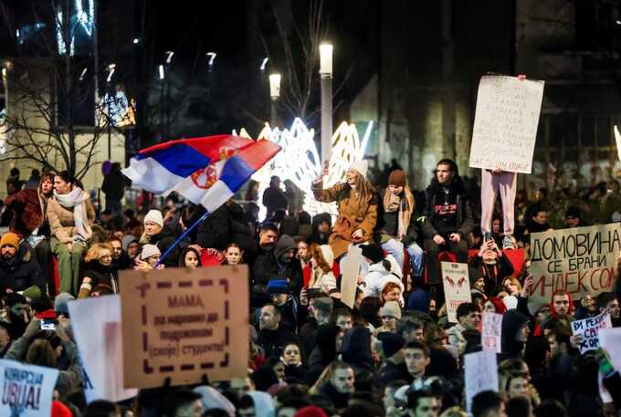 Десятки тисяч людей вийшли на протести у Сербії