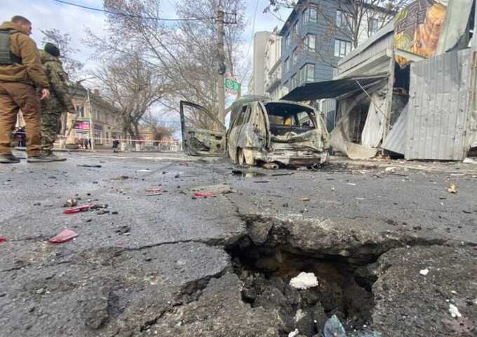 Росіяни з артилерії вдарили по Херсону: є загиблий та поранені