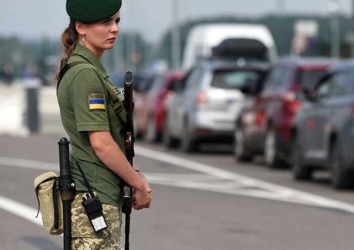 На кордоні з Польщею затримали ухилянтів, які намагалися виїхати в авто з дипломатичними номерами