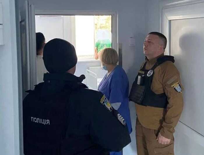 У Києві агресивний чоловік з ножем намагався вистрибнути з пʼятого поверху лікарні