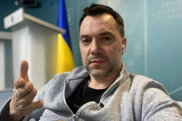 У списку Арестович, Олешко, Бондаренко та інші: Зеленський ввів у дію нові санкції РНБО